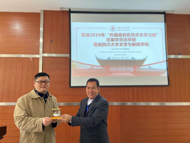 周经理接收代表团团长赠送的礼物