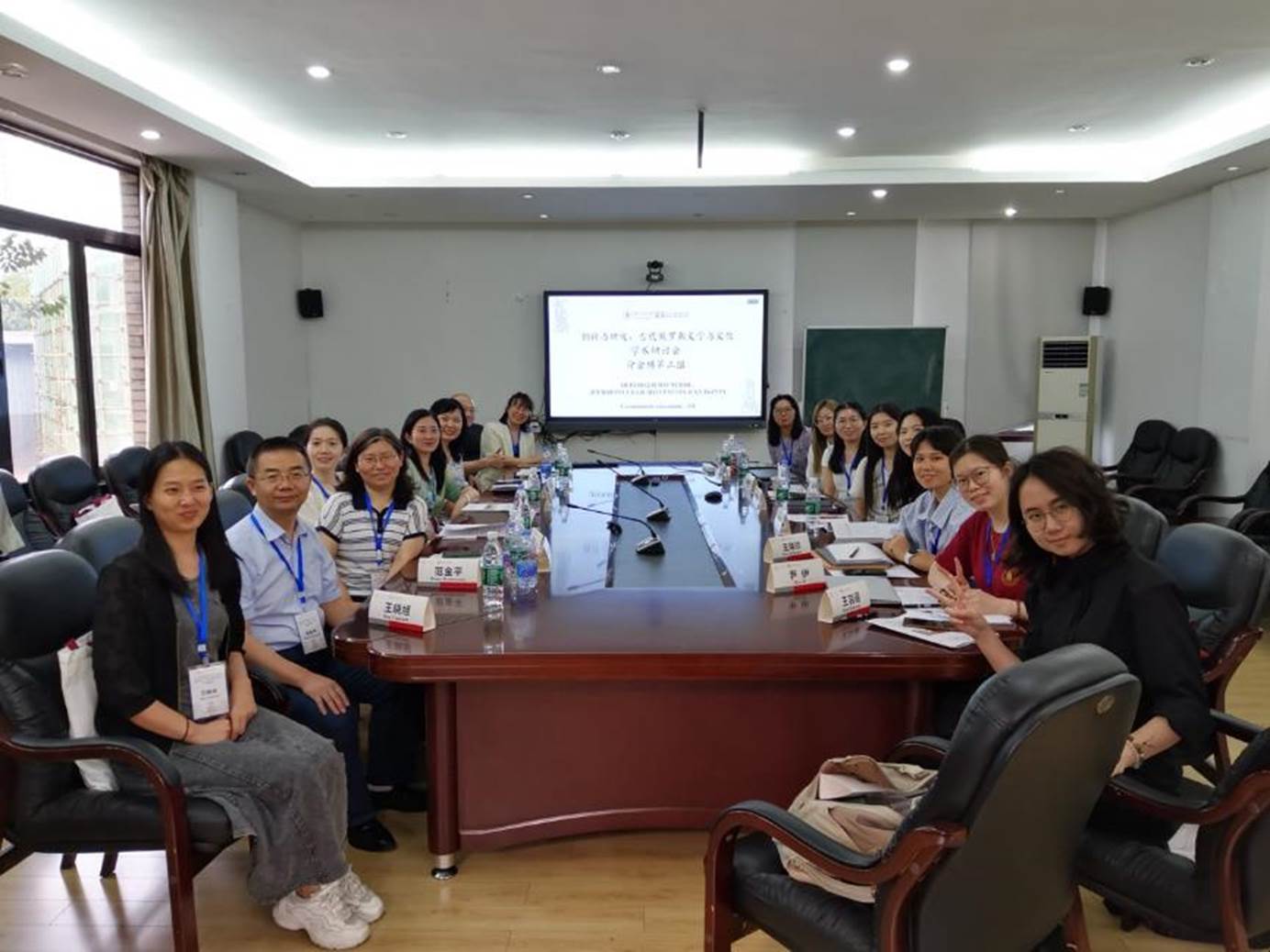 会议室里的人们AI 生成的内容可能不正确。